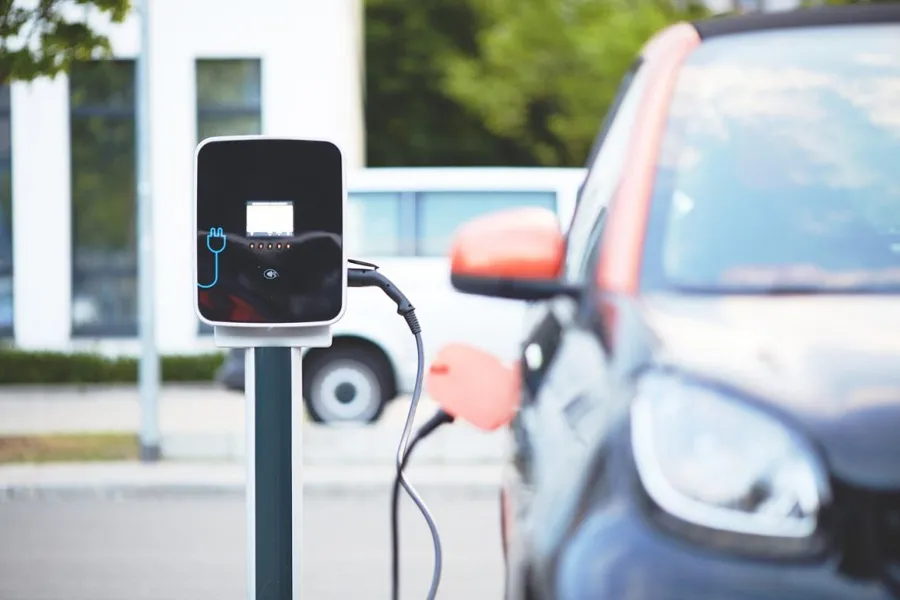 Elektroauto lädt an einer Wallbox (Symbolbild).